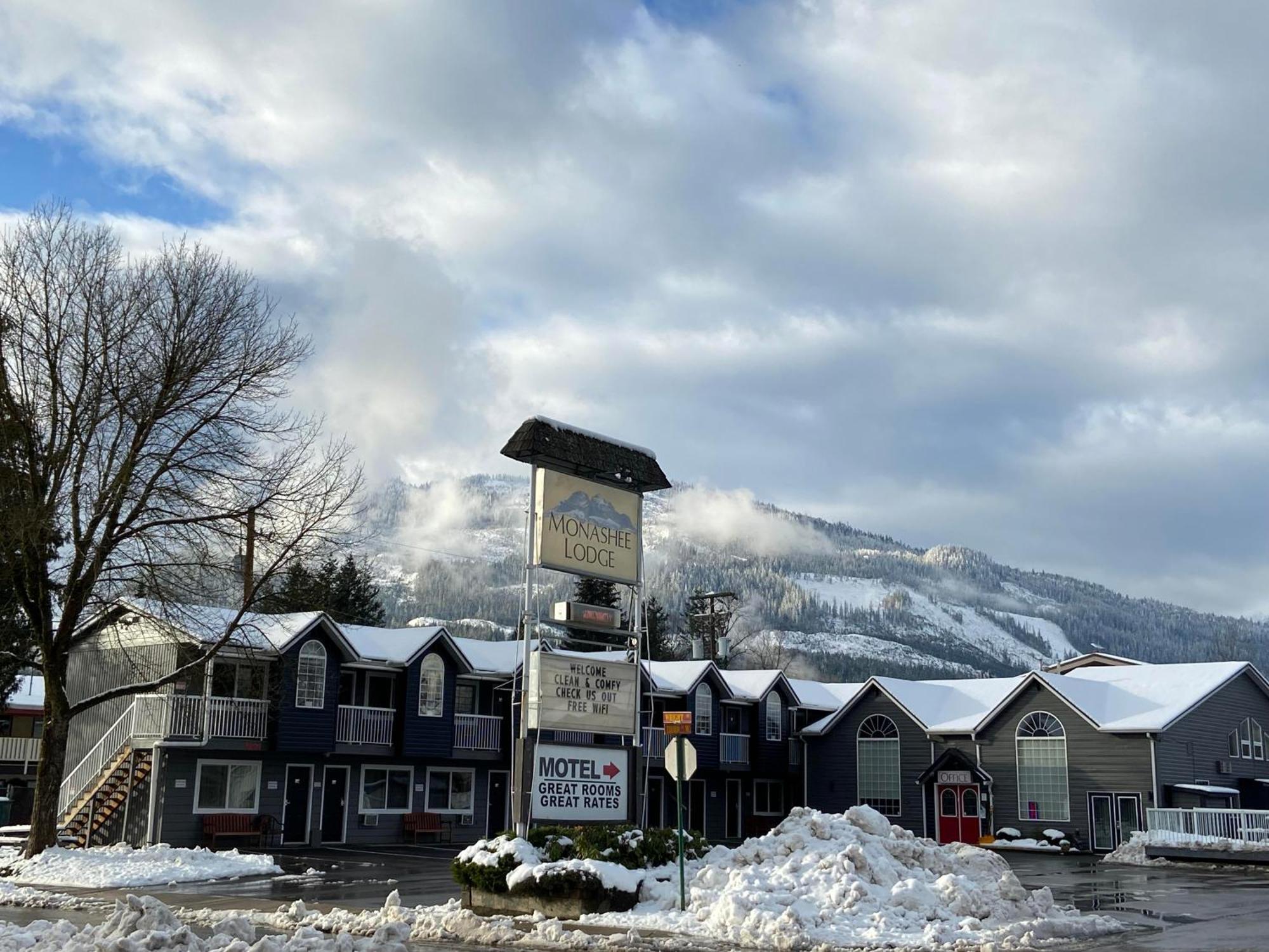 Monashee Lodge Revelstoke Eksteriør billede