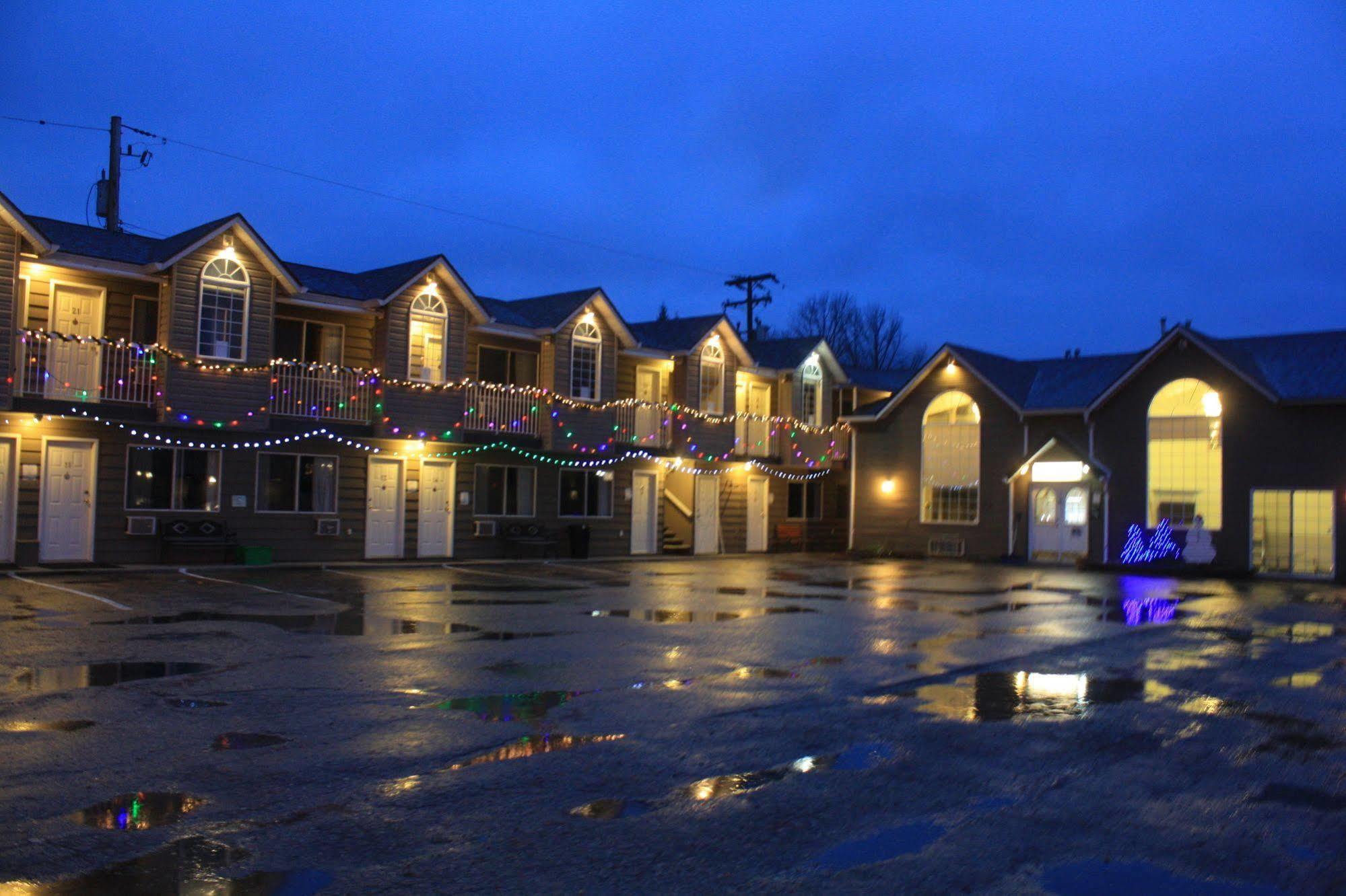 Monashee Lodge Revelstoke Eksteriør billede